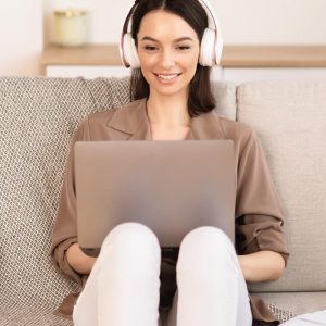 300 hour Level 5 Advanced TEFL Diploma, studying Level 5 TEFL Diploma, woman studying on the laptop