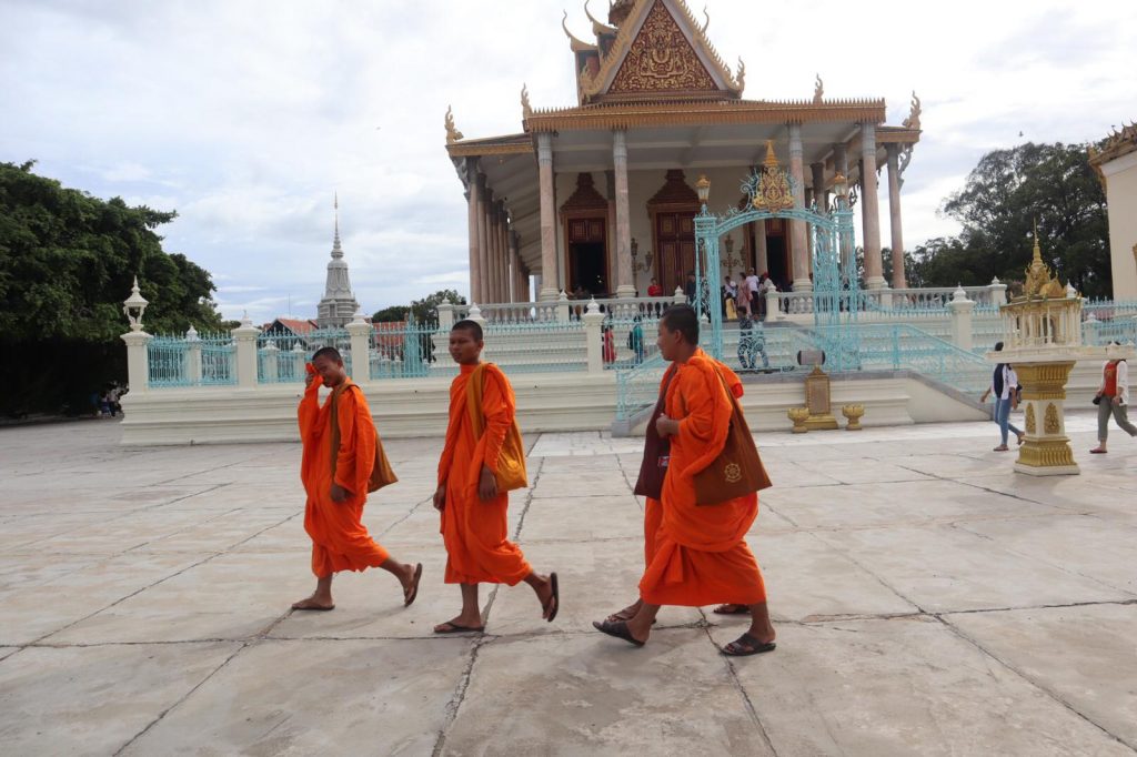 monks-in-cambodia-tefl-experience