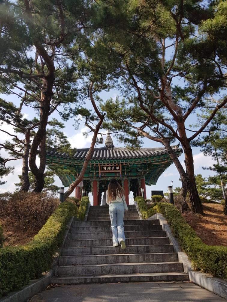 Niamh-in-south-korea-temple-visit