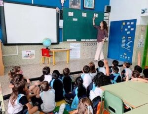 TEFL teacher leading an English lesson in a Spanish primary school classroom