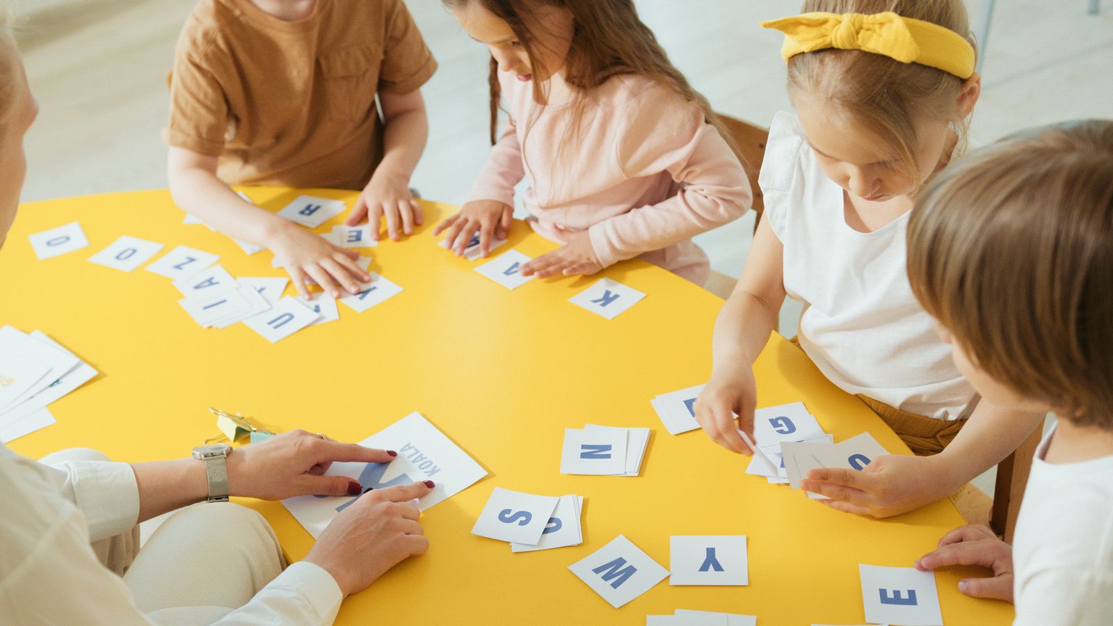 Young learners using free TEFL resources flashcards at a classroom table