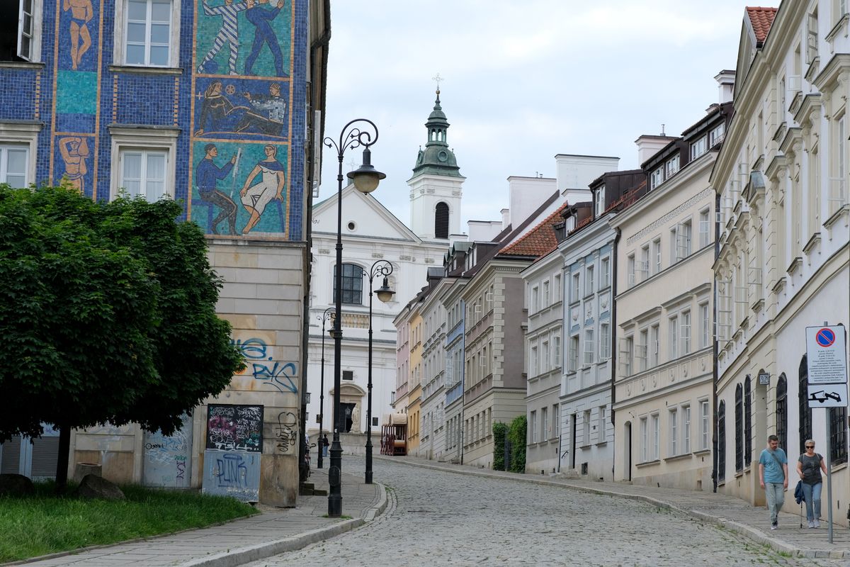 Cobblestone street in Warsaw Old Town, where language schools hire teachers to teach English in Poland